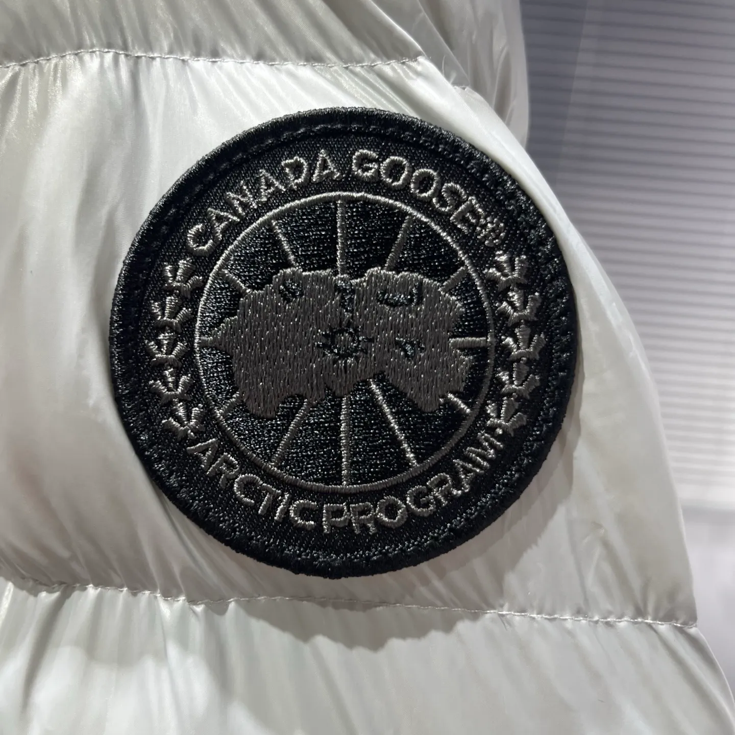 P840 𝑪𝒂𝒏𝒂𝒅𝒂 𝑮𝒐𝒐𝒔𝒆 Canada Goose 2227 Silver Gray Black Label Canada Goose Crofton Series Crofton Series Ski Season Logo Logo Solid Color Glossy Hooded Waterproof Windproof Ultra Light Down Jacket Men's Style: Silver Gray Black Label